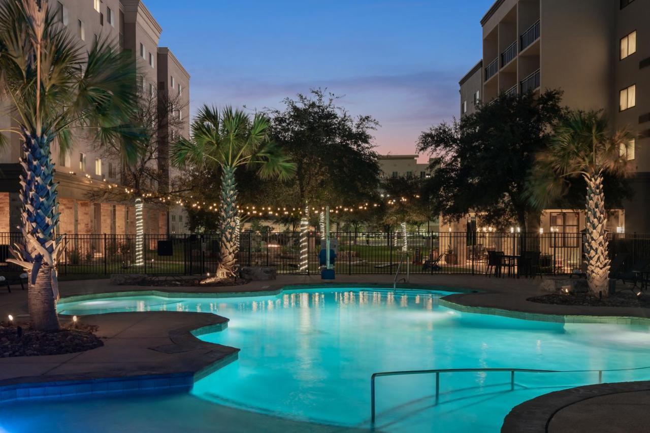 Residence Inn By Marriott San Antonio Six Flags At The Rim Bagian luar foto